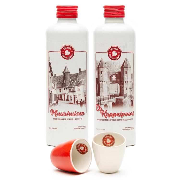 Kies rechts 2 flessen uit de smaaksamenstellingen uit de 4 smaken van Rondje Amersfoort likorettes naar keuze + 2 keramieken likeur glaasjes (uitbreiding met meerdere flessen of meerdere glaasjes mogelijk).