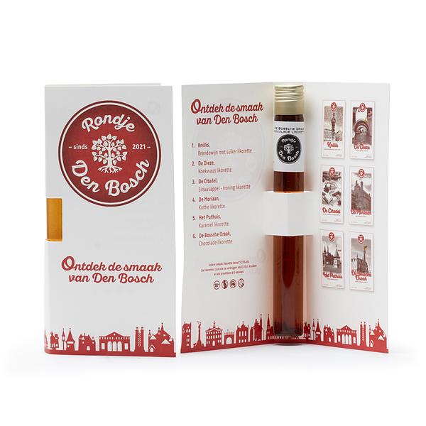 Miniatuur Rondje Den Bosch. De likorette van Rondje Den Bosch is een laag alcoholhoudende likeur. 'Rondje Den Bosch' bestaat uit 6 verschillende smaken. Iedere smaak heeft een Den Bosch karakter gekoppeld aan bijvoorbeeld een gebouw, plek, gebeurtenis, geschiedenis etc. Zo proeft u de smaken & geschiedenis van Den Bosch. 'Knillis' brandewijn met suiker, 'De Citadel' honing/sinaasappel, 'De Dieze' koekwaus, 'Het Puthuis' karamel, 'De Moriaan' koffie & 'De Bossche Draak' chocolade.
