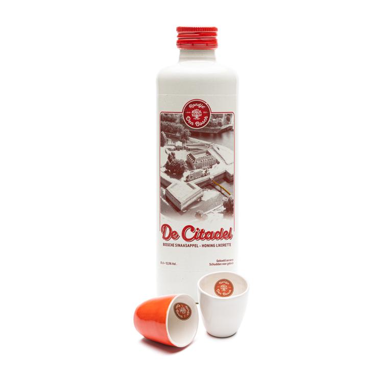 De Citadel Rondje Den Bosch likorette likeur Ontdek de smaak van Den Bosch cadeaupakket + 2 keramieken likeur glaasjes (uitbreiding met meerdere likeur glaasjes mogelijk). De 6 smaken zijn: 'Knillis' brandewijn met suiker, 'De Citadel' honing/sinaasappel, 'De Dieze' koekwaus, 'Het Puthuis' karamel, 'De Moriaan' koffie & 'De Bossche Draak' chocolade. Deze keramieken Rondje Den Bosch likeurglaasjes worden gemaakt door Stichting echtWaar. Stichting echtWaar heeft een werkplaats in Utrecht waar mensen werken met een arbeidsbeperking, mensen die om diverse redenen nog geen plek op de reguliere arbeidsmarkt hebben gevonden. Een bijzondere werkplaats die een veilige werkomgeving biedt met als doel de ontwikkeling en ontplooiing van hun cliënten te bevorderen. De glaasjes zijn per stuk met de hand gemaakt waardoor ze kunnen afwijken in maat, we vinden dit juist uniek & daardoor erg mooi. We zijn blij dat we een werkplaats als echtWaar hiermee extra kunnen ondersteunen.