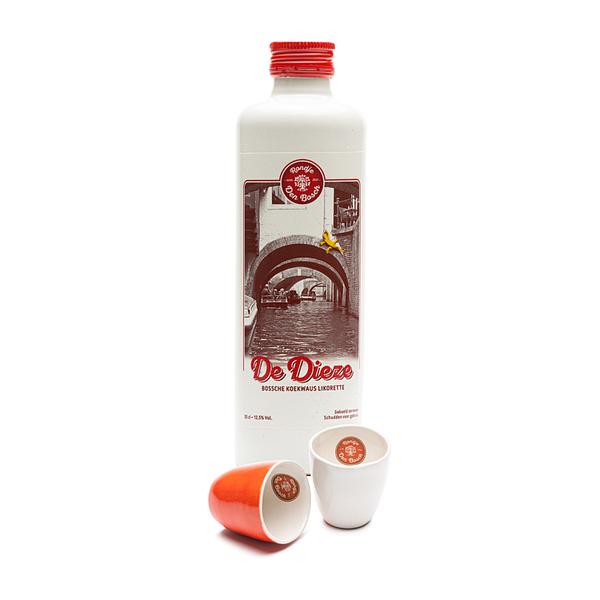 De Dieze Rondje Den Bosch likorette likeur Ontdek de smaak van Den bosch cadeaupakket + 2 keramieken likeur glaasjes (uitbreiding met meerdere likeur glaasjes mogelijk). De 6 smaken zijn: 'Knillis' brandewijn met suiker, 'De Citadel' honing/sinaasappel, 'De Dieze' koekwaus, 'Het Puthuis' karamel, 'De Moriaan' koffie & 'De Bossche Draak' chocolade. Deze keramieken Rondje Den Bosch likeurglaasjes worden gemaakt door Stichting echtWaar. Stichting echtWaar heeft een werkplaats in Utrecht waar mensen werken met een arbeidsbeperking, mensen die om diverse redenen nog geen plek op de reguliere arbeidsmarkt hebben gevonden. Een bijzondere werkplaats die een veilige werkomgeving biedt met als doel de ontwikkeling en ontplooiing van hun cliënten te bevorderen. De glaasjes zijn per stuk met de hand gemaakt waardoor ze kunnen afwijken in maat, we vinden dit juist uniek & daardoor erg mooi. We zijn blij dat we een werkplaats als echtWaar hiermee extra kunnen ondersteunen.