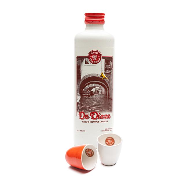 De Dieze Rondje Den Bosch likorette likeur Ontdek de smaak van Den bosch cadeaupakket + 2 keramieken likeur glaasjes (uitbreiding met meerdere likeur glaasjes mogelijk). De 6 smaken zijn: 'Knillis' brandewijn met suiker, 'De Citadel' honing/sinaasappel, 'De Dieze' koekwaus, 'Het Puthuis' karamel, 'De Moriaan' koffie & 'De Bossche Draak' chocolade. Deze keramieken Rondje Den Bosch likeurglaasjes worden gemaakt door Stichting echtWaar. Stichting echtWaar heeft een werkplaats in Utrecht waar mensen werken met een arbeidsbeperking, mensen die om diverse redenen nog geen plek op de reguliere arbeidsmarkt hebben gevonden. Een bijzondere werkplaats die een veilige werkomgeving biedt met als doel de ontwikkeling en ontplooiing van hun cliënten te bevorderen. De glaasjes zijn per stuk met de hand gemaakt waardoor ze kunnen afwijken in maat, we vinden dit juist uniek & daardoor erg mooi. We zijn blij dat we een werkplaats als echtWaar hiermee extra kunnen ondersteunen.