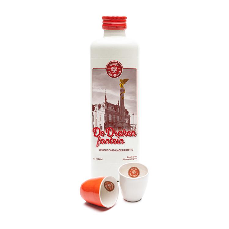 De Drakenfontein, De Bossche Draak Rondje Den Bosch likorette likeur Ontdek de smaak van Den Bosch cadeaupakket + 2 keramieken likeur glaasjes (uitbreiding met meerdere likeur glaasjes mogelijk). De 6 smaken zijn: 'Knillis' brandewijn met suiker, 'De Citadel' honing/sinaasappel, 'De Dieze' koekwaus, 'Het Puthuis' karamel, 'De Moriaan' koffie & 'De Bossche Draak' chocolade. Deze keramieken Rondje Den Bosch likeurglaasjes worden gemaakt door Stichting echtWaar. Stichting echtWaar heeft een werkplaats in Utrecht waar mensen werken met een arbeidsbeperking, mensen die om diverse redenen nog geen plek op de reguliere arbeidsmarkt hebben gevonden. Een bijzondere werkplaats die een veilige werkomgeving biedt met als doel de ontwikkeling en ontplooiing van hun cliënten te bevorderen. De glaasjes zijn per stuk met de hand gemaakt waardoor ze kunnen afwijken in maat, we vinden dit juist uniek & daardoor erg mooi. We zijn blij dat we een werkplaats als echtWaar hiermee extra kunnen ondersteunen.