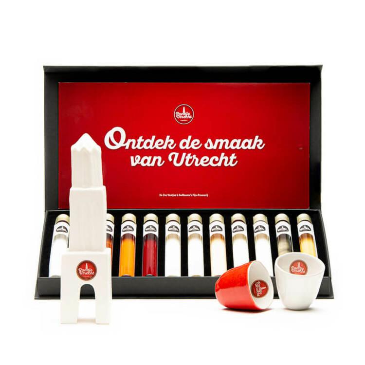 Rondje Utrecht Miniaturen proefset 12 smaken Likorette keramieken likeurglaasjes, Domtoren: Werkspoor Spoorpunt, Makke Jannen Kastanje, Sint Maarten Koffie, Leugenaarsbank Mokka, Gerrit Rietveld Beukennoot, Cupfighters Kersen, De Inktpot Drop, Oudegracht Chocolade, Piekenkermis Nougat, Verborgen RijkDOM Karamel, Vrolijke noot Hazelnoot, De Zes Vaatjes Crème Brulée Fijn-Proeverij Rondje Nederland