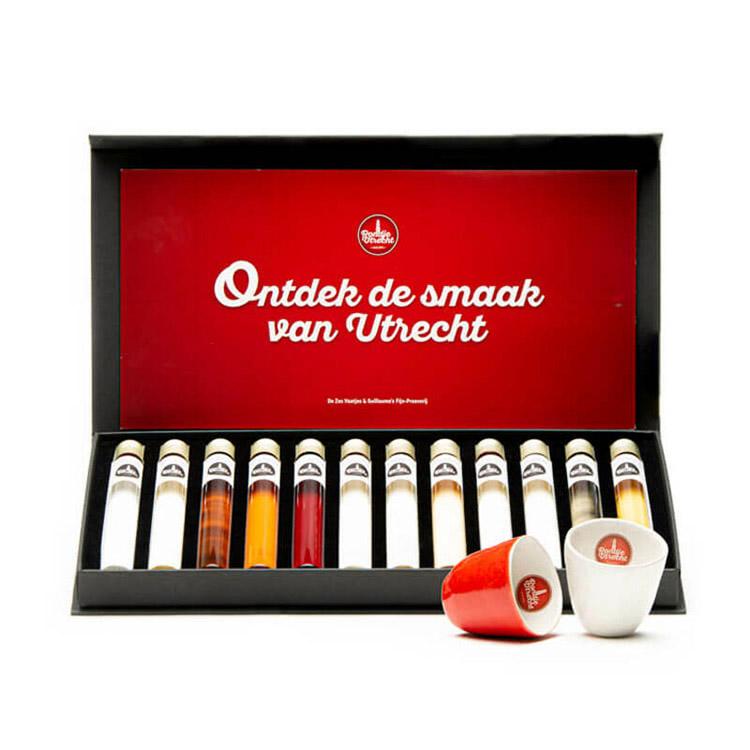 Rondje Utrecht Miniaturen proefset 12 smaken Likorette + keramieken likeurglaasjes:

Werkspoor Spoorpunt,
Makke Jannen Kastanje,
Sint Maarten Koffie,
Leugenaarsbank Mokka,
Gerrit Rietveld Beukennoot,
Cupfighters Kersen,
De Inktpot Drop,
Oudegracht Chocolade,
Piekenkermis Nougat,
Verborgen RijkDOM Karamel,
Vrolijke noot Hazelnoot,
De Zes Vaatjes Crème Brulée
Fijn-Proeverij
Rondje Nederland
