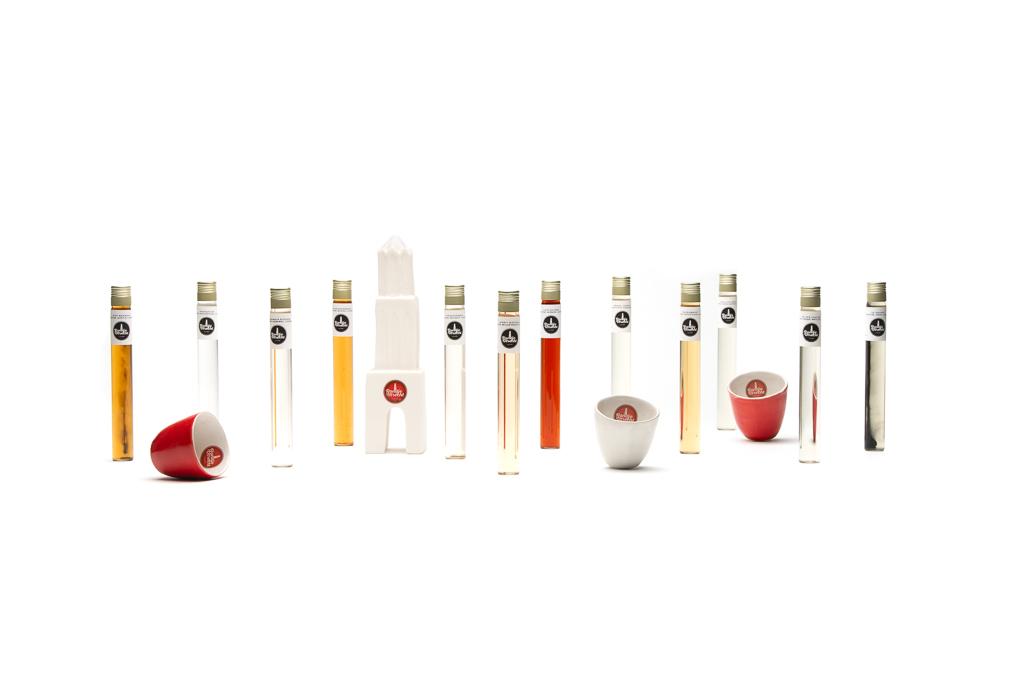 Rondje Utrecht Miniaturen proefset 12 smaken Likorette: Werkspoor Spoorpunt, Makke Jannen Kastanje, Sint Maarten Koffie, Leugenaarsbank Mokka, Gerrit Rietveld Beukennoot, Cupfighters Kersen, De Inktpot Drop, Oudegracht Chocolade, Piekenkermis Nougat, Verborgen RijkDOM Karamel, Vrolijke noot Hazelnoot, De Zes Vaatjes Crème Brulée Fijn-Proeverij Rondje Nederland