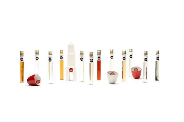 Rondje Utrecht Miniaturen proefset 12 smaken Likorette keramieken likeurglaasjes, Domtoren: Werkspoor Spoorpunt, Makke Jannen Kastanje, Sint Maarten Koffie, Leugenaarsbank Mokka, Gerrit Rietveld Beukennoot, Cupfighters Kersen, De Inktpot Drop, Oudegracht Chocolade, Piekenkermis Nougat, Verborgen RijkDOM Karamel, Vrolijke noot Hazelnoot, De Zes Vaatjes Crème Brulée Fijn-Proeverij Rondje Nederland
