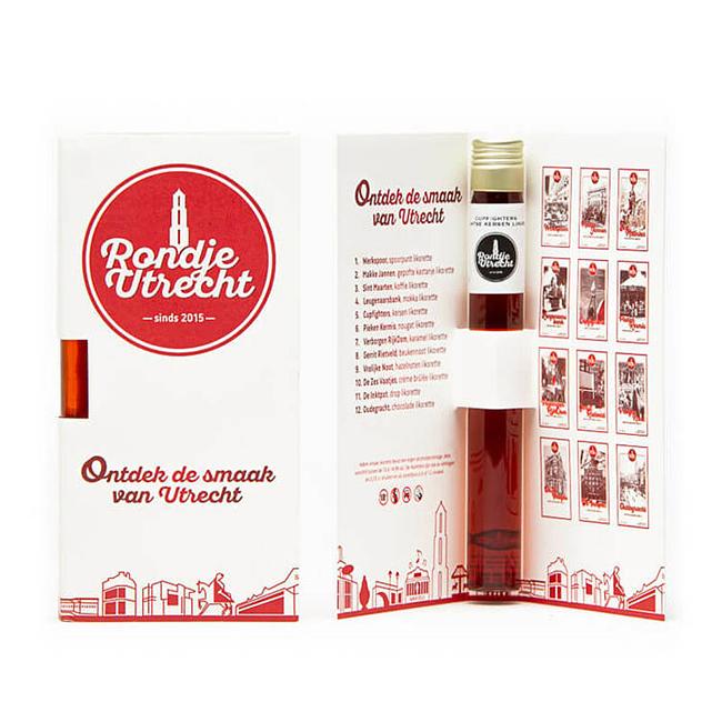 Miniatuur Rondje Utrecht likorette Miniatuur Rondje Utrecht likorette likeur Werkspoor Spoorpunt,
Makke Jannen Kastanje,
Sint Maarten Koffie,
Leugenaarsbank Mokka,
Gerrit Rietveld Beukennoot,
Cupfighters Kersen,
De Inktpot Drop,
Oudegracht Chocolade,
Piekenkermis Nougat,
Verborgen RijkDOM Karamel,
Vrolijke noot Hazelnoot,
De Zes Vaatjes Crème Brulée
Fijn-Proeverij
Rondje Nederland