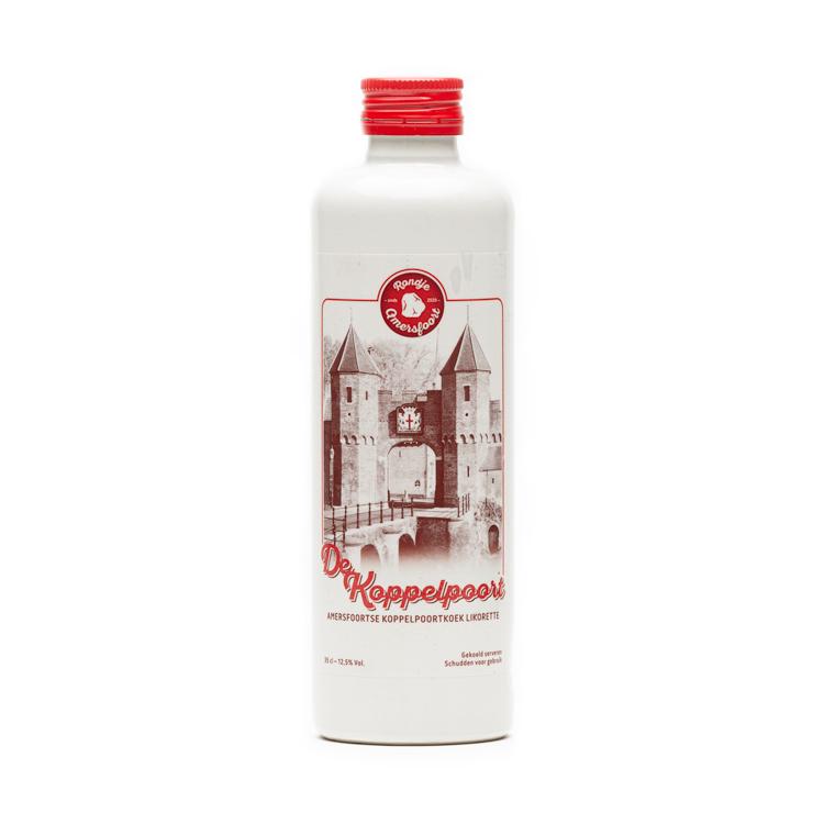 Ontdek de smaak van Amersfoort.
De likorette van Rondje Amersfoort is een laag alcoholhoudende likeur.
'Rondje Amersfoort' bestaat uit 4 verschillende smaken. Iedere smaak heeft een Amersfoorts karakter gekoppeld aan bijvoorbeeld een Amersfoorts gebouw, plek, gebeurtenis, geschiedenis etc. Zo proeft u de smaken & geschiedenis van Amersfoort.

Rechts kan er een keuze gemaakt uit de volgende smaken: Keientrekkers amandel keitjes, Onze Lieve Vrouwetoren koek, Muurhuizen Koffie, Koppelpoort koek.