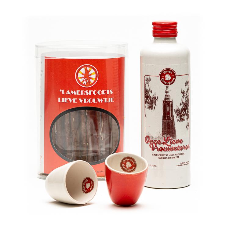 Onze Lieve Vrouwtje koek Likorette + bijpassende Onze Lieve Vrouwtje koeken en bijpassende Rondje Amersfoort likeurglaasjes. Ontdek de smaak van Amersfoort.

De ‘Onze Lieve Vrouwetoren’ is het huidige overblijfsel van de ‘Onze Lieve Vrouwekerk’. Dit is nu een bruisend plein is in het centrum van Amersfoort.
