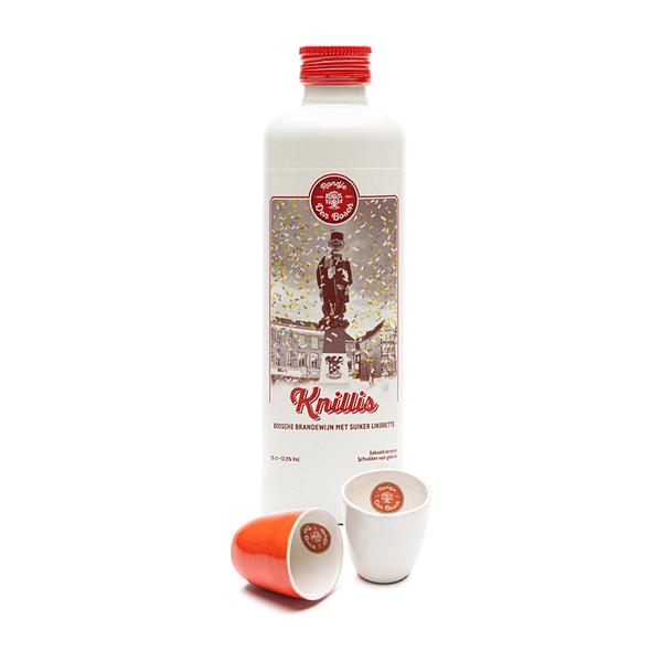 Knillis Rondje Den Bosch likorette likeur Ontdek de smaak van Den Bosch cadeaupakket + 2 keramieken likeur glaasjes (uitbreiding met meerdere likeur glaasjes mogelijk).

De 6 smaken zijn: 'Knillis' brandewijn met suiker, 'De Citadel' honing/sinaasappel, 'De Dieze' koekwaus, 'Het Puthuis' karamel, 'De Moriaan' koffie & 'De Bossche Draak' chocolade.

Deze keramieken Rondje Den Bosch likeurglaasjes worden gemaakt door Stichting echtWaar. Stichting echtWaar heeft een werkplaats in Utrecht waar mensen werken met een arbeidsbeperking, mensen die om diverse redenen nog geen plek op de reguliere arbeidsmarkt hebben gevonden. Een bijzondere werkplaats die een veilige werkomgeving biedt met als doel de ontwikkeling en ontplooiing van hun cliënten te bevorderen.

De glaasjes zijn per stuk met de hand gemaakt waardoor ze kunnen afwijken in maat, we vinden dit juist uniek & daardoor erg mooi. We zijn blij dat we een werkplaats als echtWaar hiermee extra kunnen ondersteunen.
